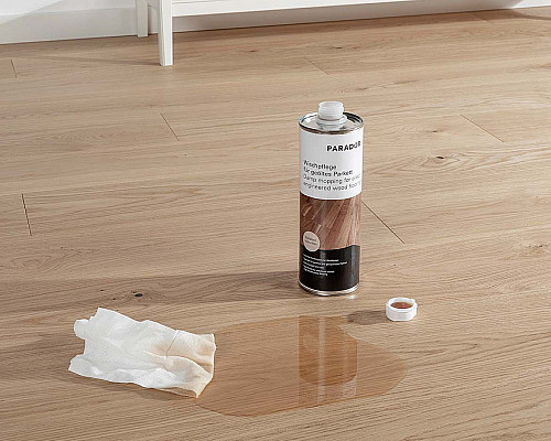 Čím natřít dřevěnou podlahu? Olej, nebo vosk?