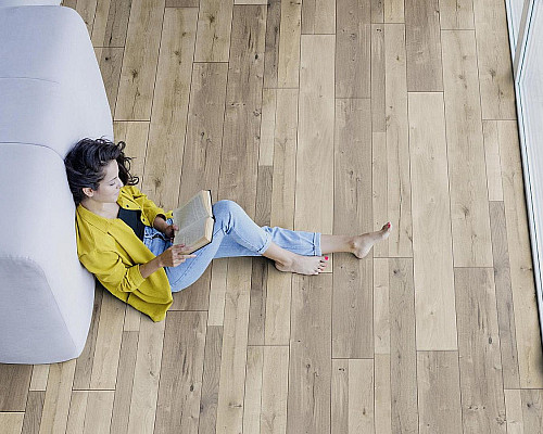 Laminát, dřevo nebo vinyl? Srovnejte si materiály pro vaši podlahu