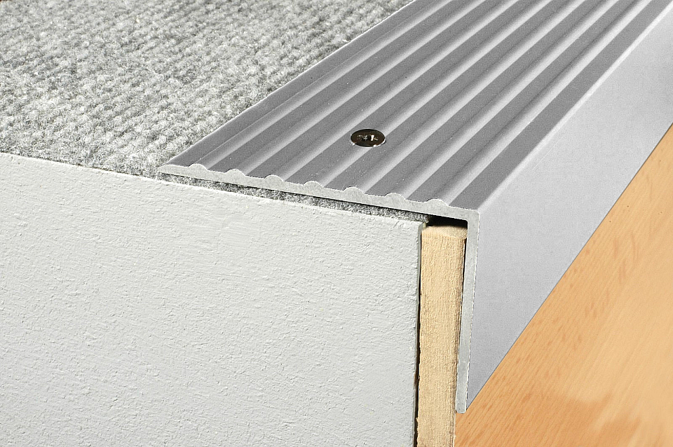 Schodový profil 65 x 42 mm (šroubovací)