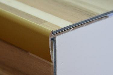 Schodový profil pro krytiny do 3 mm (šroubovací)